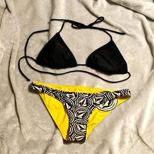 NWOT Reversible Volcom swim bottoms, size small + triangle top black